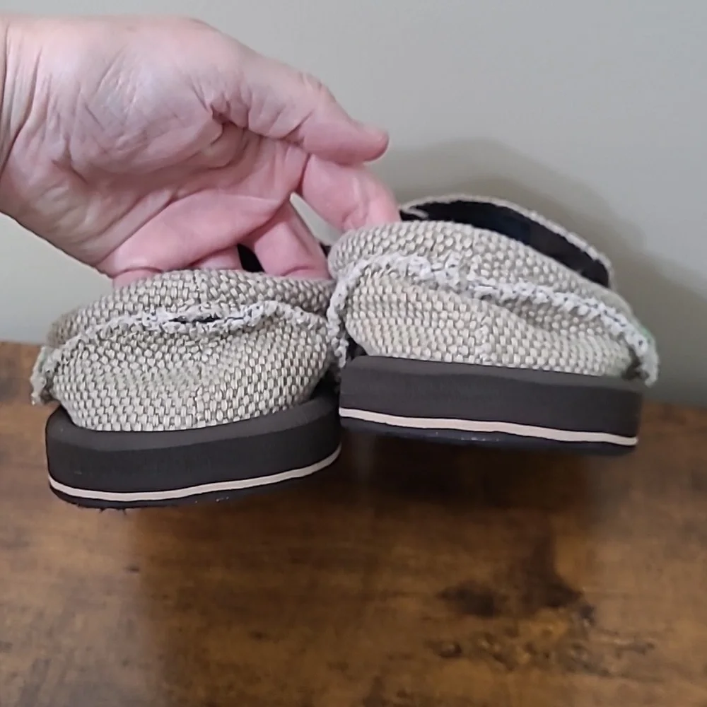 Sanuk Textured Neutral Color Sidewalk Surfers Slip-Ons size 8.